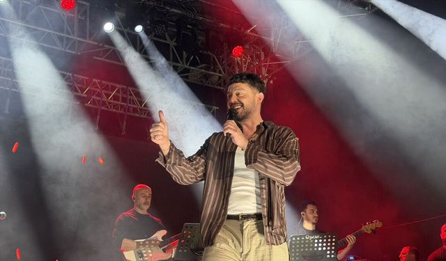 Şarkıcı Murat Boz 16. Emiralem Uluslararası Çilek Festivali'nde sahne aldı
