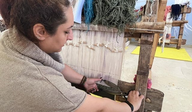 Seccadesini dokuma amaçlı gittiği kurs için 80 kilometre yol kat ediyor