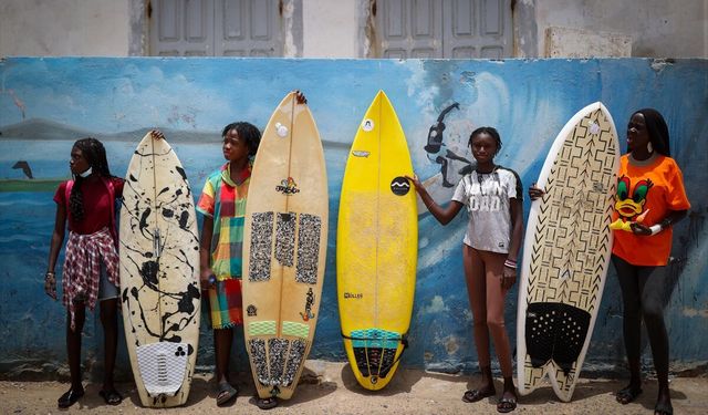 Senegal'in kadın sörfçüleri tabuları dalgalarla kırıyor