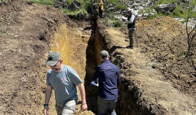 Siirt'te kazılan hendeklerle Şirvan-Pervari Fay Hattı'nın deprem üretme potansiyeli belirleniyor