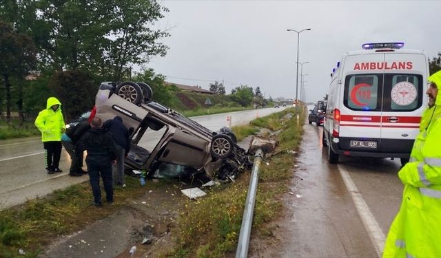 Sinop'ta devrilen hafif ticari araçtaki 5 kişi yaralandı