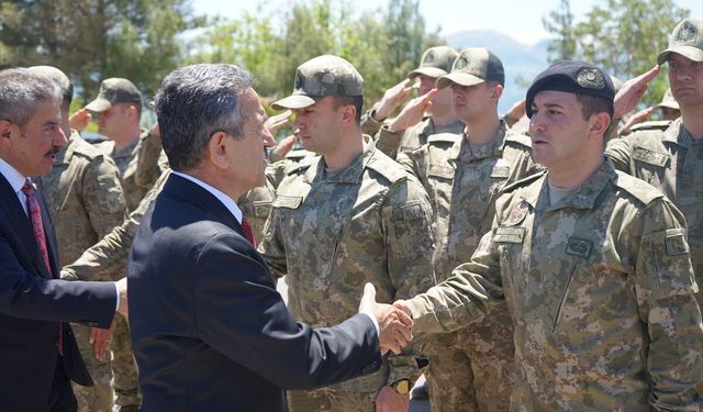 Şırnak Valisi Birol Ekici, güvenlik güçleriyle bayramlaştı