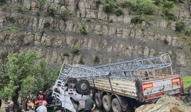 Şırnak'ta devrilen tırın sürücüsü öldü