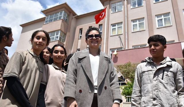 Şırnak'ta kanseri yenen öğretmen 'evlatlarım' dediği öğrencilerine kavuştu