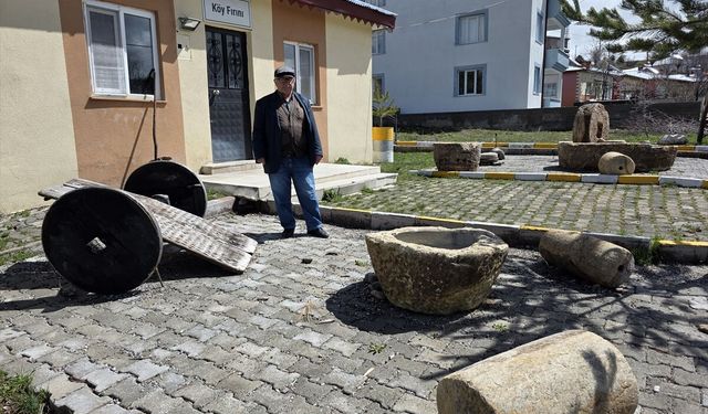 Sivas'ta barajdan çıkarılan eski malzemeler köy fırınının önünde sergileniyor