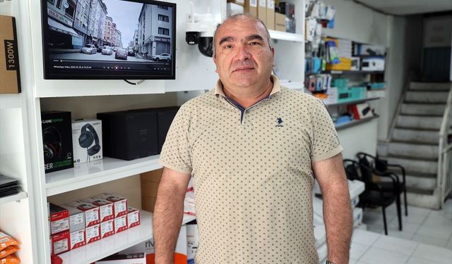 Sivas'ta bir sürücü, motokuryenin yola saçılan paralarını toplayıp polise teslim etti