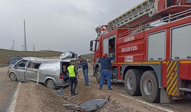 Sivas'ta devrilen minibüsteki 1 kişi öldü, 8 kişi yaralandı