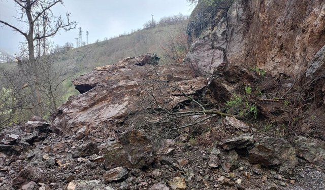 Sivas'ta heyelan nedeniyle grup köy yolu ulaşıma kapandı