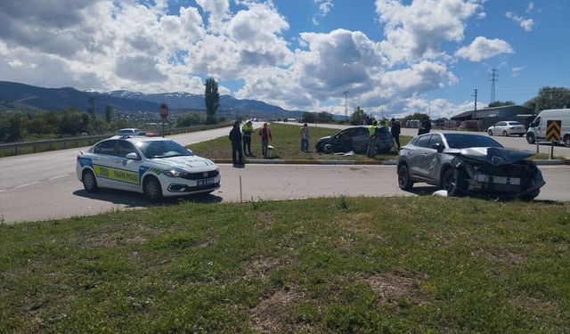 Sivas'ta iki otomobilin çarpıştığı kazada 4 kişi yaralandı