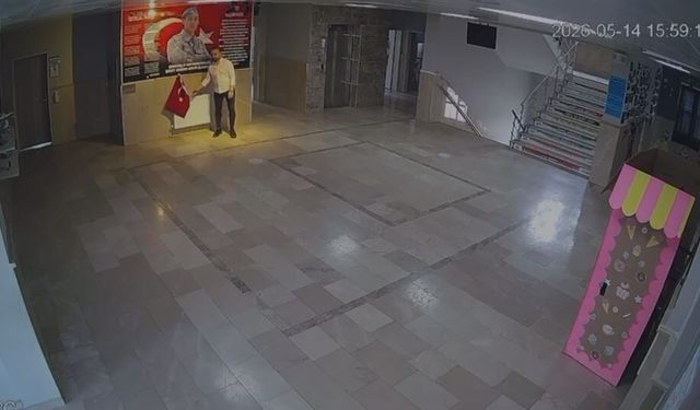 Sivas'ta ilkokul öğrencisinin bayrak hassasiyeti kamerada