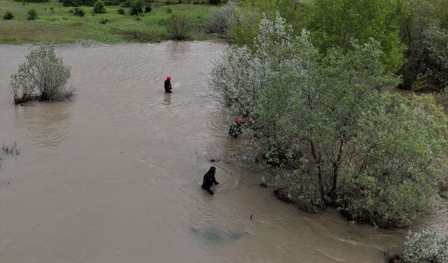 Sivas'ta kazadan sonra kaybolan genç için Kelkit Irmağı'nda arama çalışmaları sürüyor