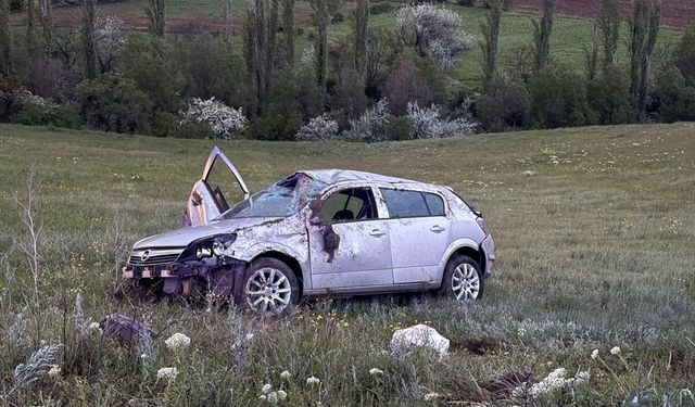 Sivas'ta şarampole devrilen otomobildeki 2 kişi yaralandı