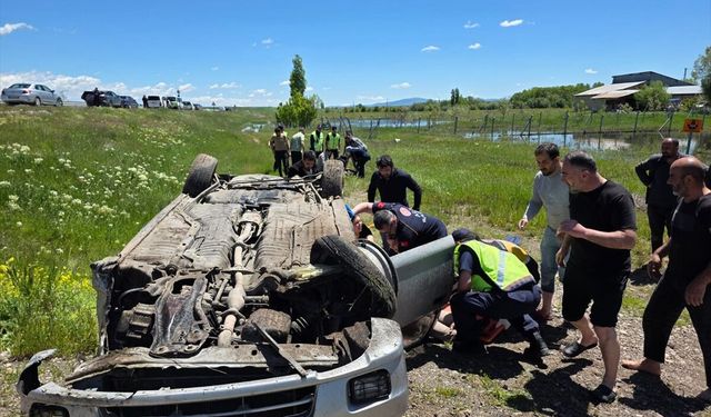 Sivas'ta şarampole devrilen otomobildeki 4 kişi ağır yaralandı