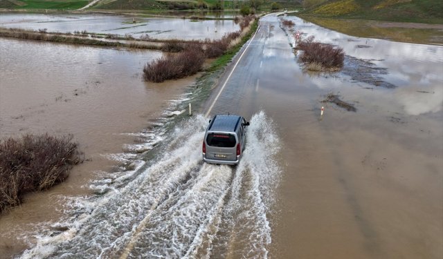 Sivas'ta taşan Acısu Irmağı ulaşımı aksattı