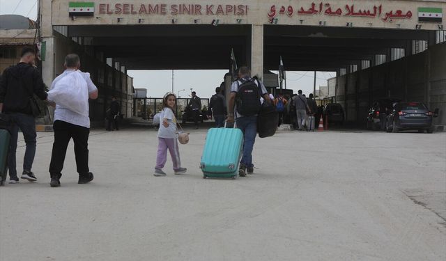 Suriyelilerin Kurban Bayramı öncesi ülkelerine dönüşü sürerken Öncüpınar Sınır Kapısı'nda yoğunluk yaşanıyor
