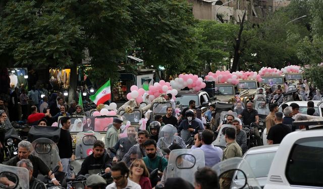Tahran'da askeri araçlar gelin arabasına dönüştürüldü