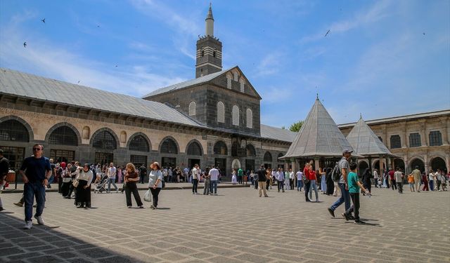 Tarih ve kültür şehirleri Diyarbakır ve Mardin'de bayram tatili yoğunluğu yaşanıyor