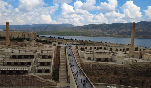Tarihi Hasankeyf ilçesi bayram tatilinde ziyaretçilerini ağırlıyor