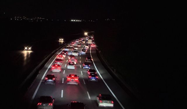 Tatilcilerin dönüşe geçmesiyle Anadolu Otoyolu'nun Sakarya kesiminde akıcı yoğunluk yaşanıyor