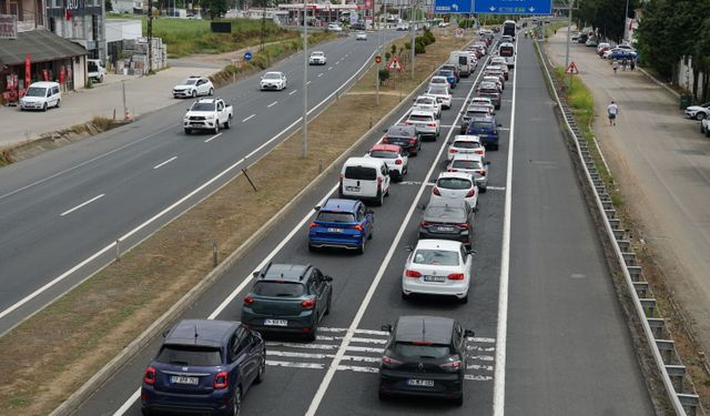 Tekirdağ-İstanbul kara yolunda bayram tatilinin son gününde dönüş yoğunluğu yaşanıyor
