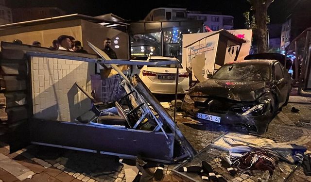 Tekirdağ'da otobüs durağına çarpan otomobildeki 3 kişi yaralandı
