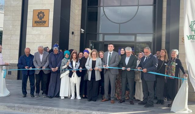 Tezhip sanatçısı Mamure Öz ve öğrencilerinin eserleri Konya'da sanatseverlerle buluştu