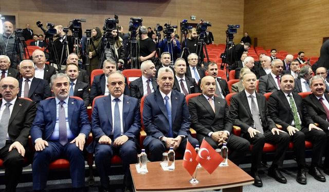 Ticaret Bakanı Ömer Bolat, nisan ayı dış ticaret verilerini açıkladı: (1)