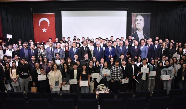 Tiyatro tutkunu lise öğrencileri performanslarını festivalde sahneye taşıdı