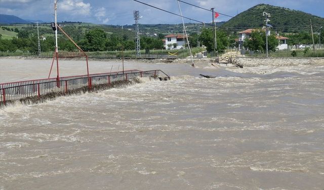 Tokat'ın Erbaa ilçesinde taşkın nedeniyle tarım alanlarını su bastı