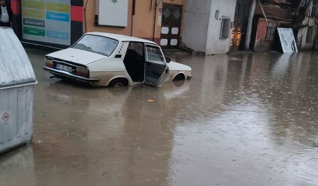 Tokat'ın Zile ilçesinde sağanak su baskınlarına yol açtı