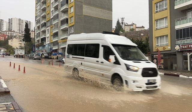 Tokat'ta 3 gündür süren yağışlarla yollarda su birikintileri oluştu