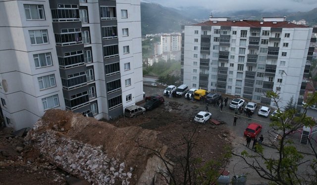 Tokat'ta bir sitenin istinat duvarı çöktü