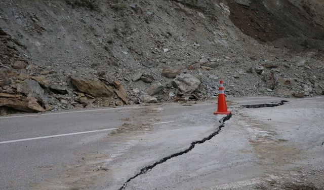 Tokat'ta çökme oluşan Ballıca Mağarası yolunda çalışma başlatıldı