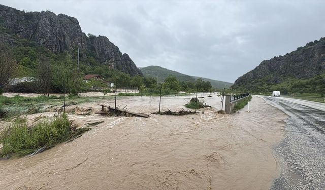 Tokat'ta derenin taşması sonucu ev ve arazileri su bastı