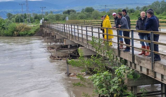 Tokat'ta Kelkit Çayı'na düşen 2 kişiyi arama çalışmaları sürüyor