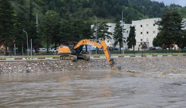 Tokat'ta Yeşilırmak'ın taşmaması için ekipler çalışıyor