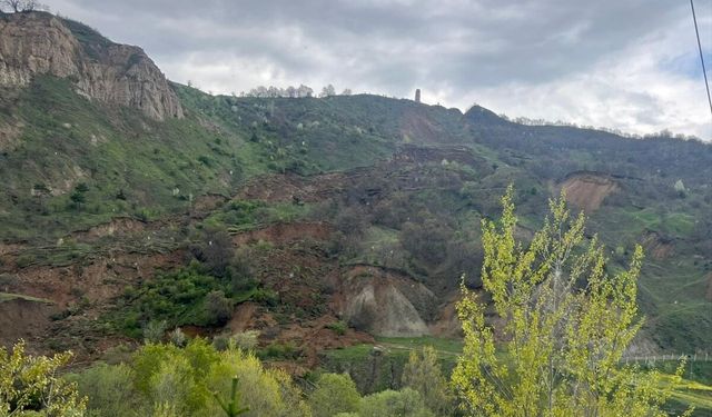 Tokat'taki heyelan anı güvenlik kamerasınca görüntülendi