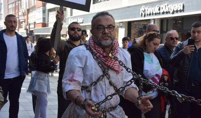 Trabzon'da akademisyenden Gazzelilere destek için protesto gösterisi