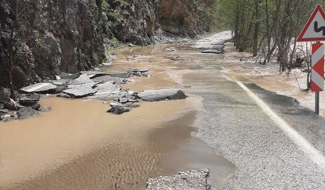 Tunceli-Ovacık kara yolu Munzur Çayı'nın taşması sonucu ulaşıma kapatıldı