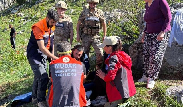 Tunceli'de dağda sakatlanan kadın sedyeyle 2 kilometre taşınıp hastaneye ulaştırıldı