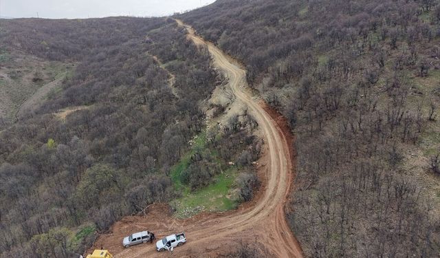 Tunceli'de taşkın nedeniyle köprüsü zarar gören mezraya yeni yol yapılıyor