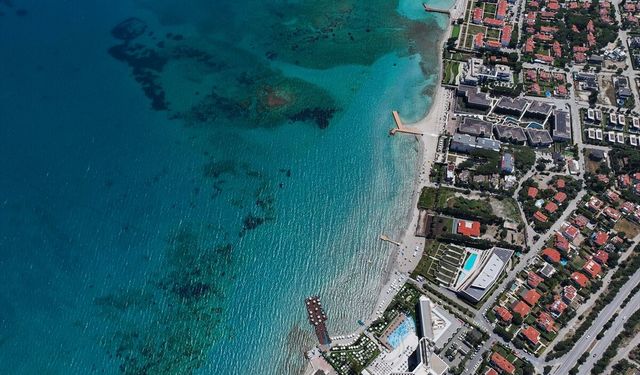 Turizm merkezlerinden Çeşme'de bayram tatili yoğunluğu yaşanıyor