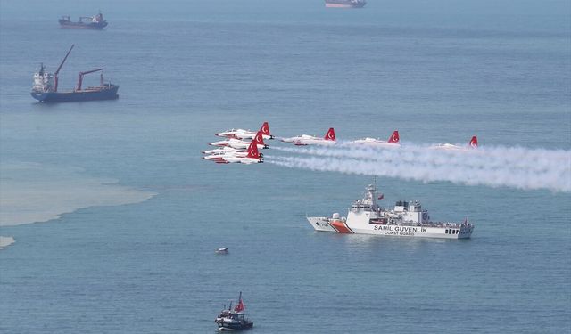 Türk Yıldızları ve SOLOTÜRK Samsun semalarında gösteri uçuşu yaptı