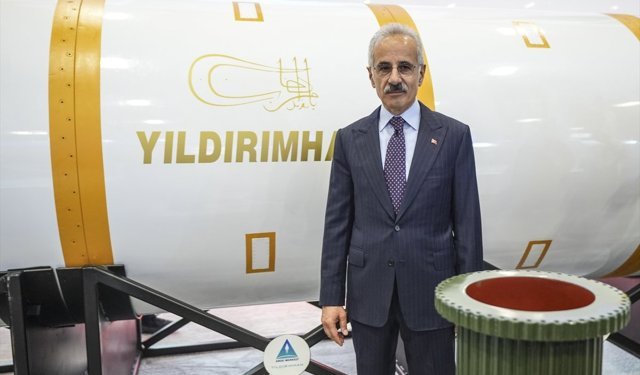 Ulaştırma ve Altyapı Bakanı Uraloğlu, SAHA 2026'yı ziyaret etti: