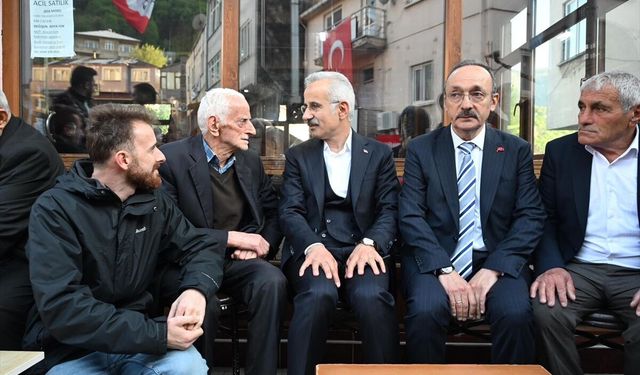 Ulaştırma ve Altyapı Bakanı Uraloğlu, Trabzon'da vatandaşlarla bayramlaştı