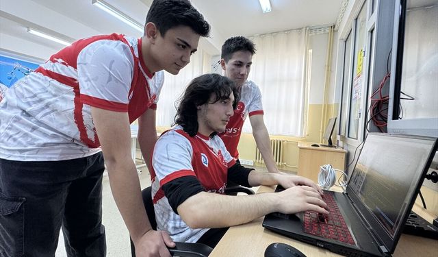 Uluslararası robot yarışmasında birinci olan liseliler yeni başarılar için çalışıyor