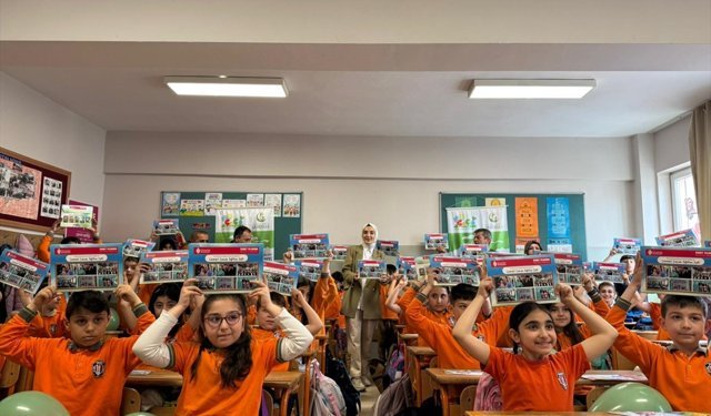 Ümraniye'de bir ilkokulda öğrencilere sıfır atık eğitim seti dağıtıldı