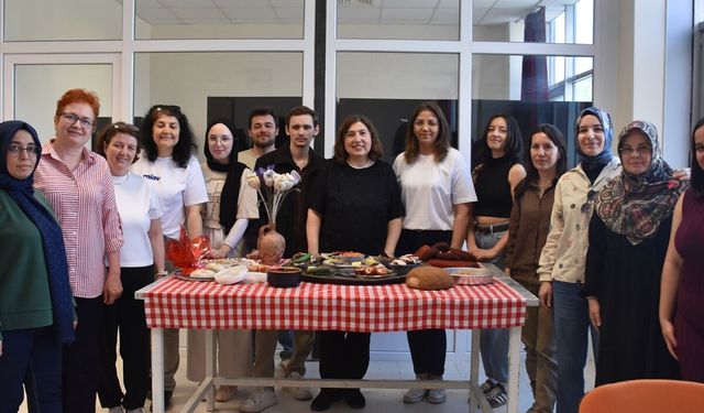 Üniversiteliler, Afyonkarahisar'ın yöresel ürünlerini keçe tekniğiyle süs eşyasına yansıtıyor
