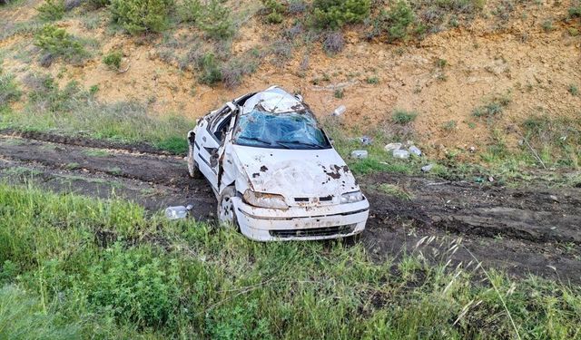 Uşak'ta otomobilin şarampole devrilmesi sonucu 3 kişi yaralandı