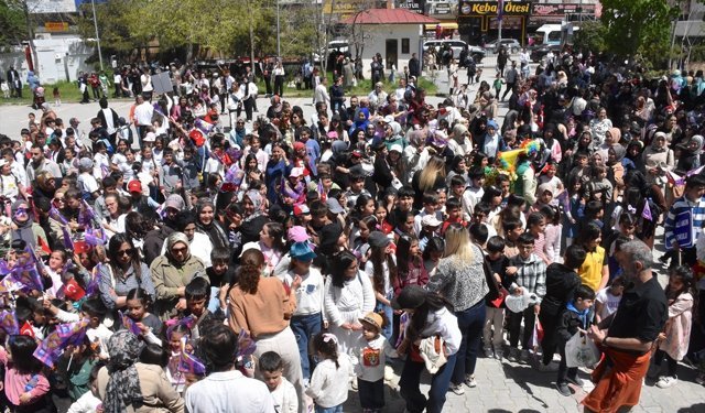 Van'da '23. Akdamar Çocuk ve Gençlik Tiyatroları Şenliği' başladı